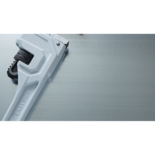 LENOX pipe wrench LXHT90718 cast iron, close-up angled on metallic surface.